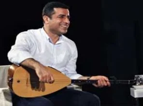 Partisinin seçim şarkısına vokal yapacak!