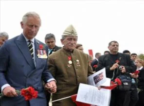 Prens, Çanakkale şehitlerini karanfillerle andı