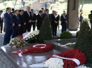 Turgut Özal kabri başında anıldı
