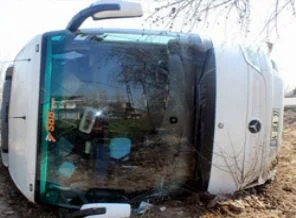 Turistleri otobüsü devrildi: 14 yaralı