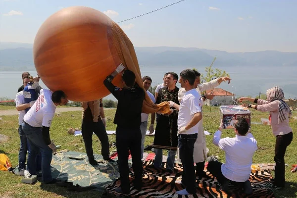 Uzaya balonla börek gönderdi