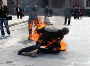 Valilik önünde kendini yaktı