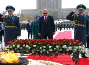 Vatan Koruyucuları Anıtı'nı ziyaret etti