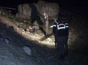 Yol kenarında iki erkek cesedi bulundu