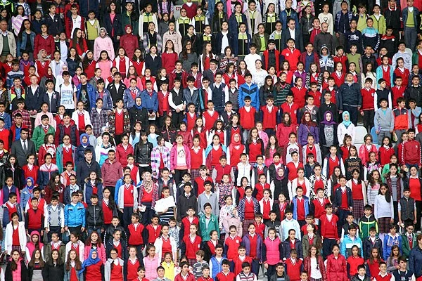 10 bin öğrenci stadyumda kitap okudu