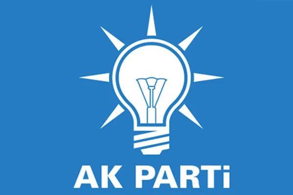 AK Parti seçim aracı tankerle çarpıştı