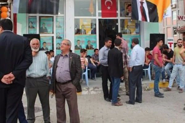 AK Parti seçim bürosu basıldı
