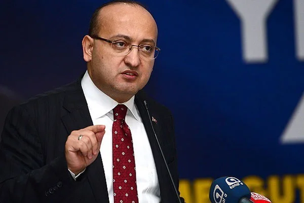 Akdoğan, yine sert konuştu