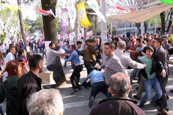 Ankara ve Eskişehir'de HDP'ye saldırı