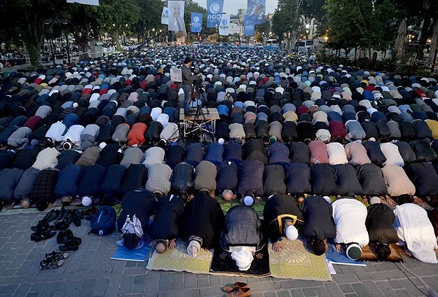 Ayasofya Meydanı'nda sabah namazı