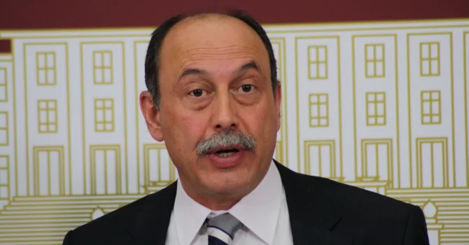 'Başörtüsü kadını aşağılayan ritüeldir'