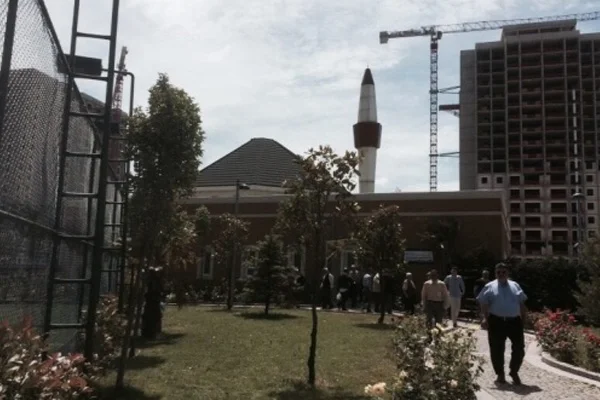 Camide 'kimlik sorgulama' skandalı