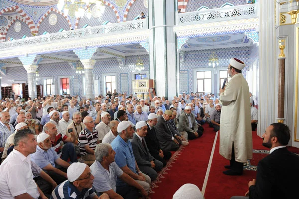 Cemaatle namaz kılarken Kur'an okumak gerekiyor mu?