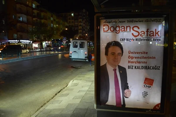 CHP'li adayın afişi görenleri şaşkına çevirdi