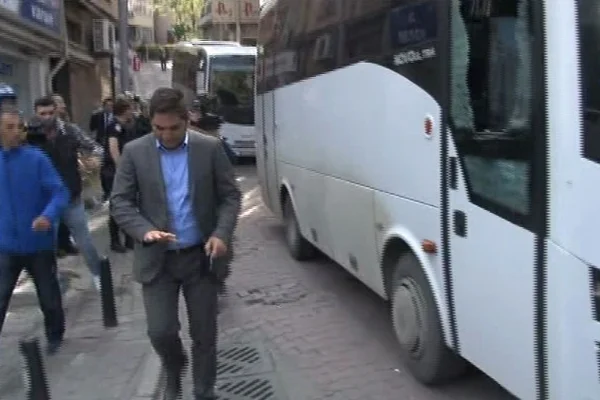 CHP'li vekil araç camını kırdı