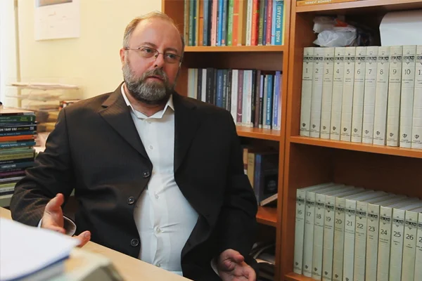 'Çıkarları için haramı helal görüyorlar'