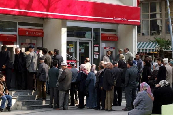 Emekliler iki kat maaşı kaçırdı