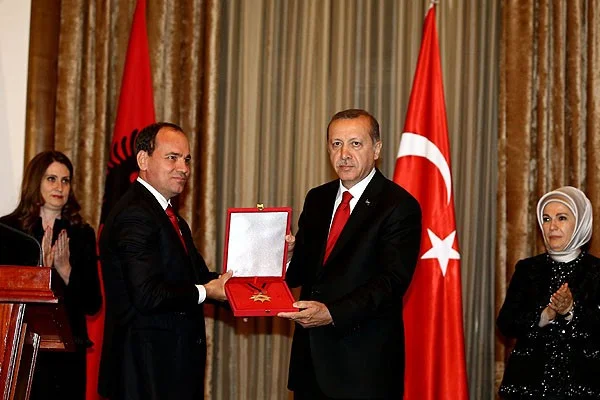Erdoğan'a 'Ulusal Bayrak Nişanı'
