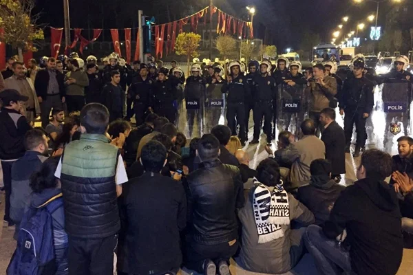 Erzurum'da CHP'nin seçim TIR'ı kaldırıldı