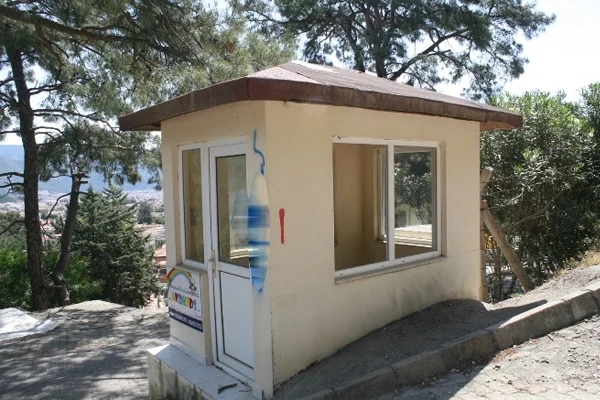 Evren'in koruma kulübesine saldırı