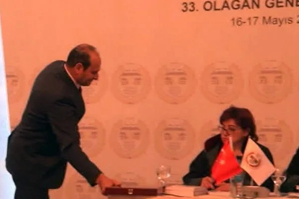 Feyzioğlu'na protesto! Plaketi iade etti