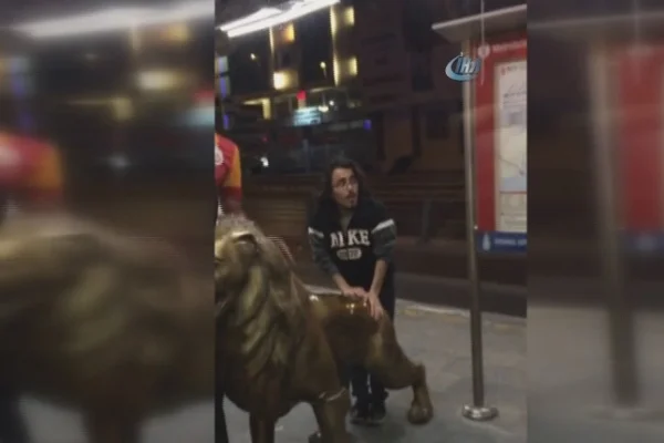 Florya'daki aslan heykelini metrobüsle götürdüler