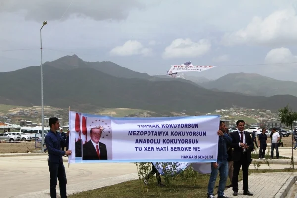 Havalimanı açılışında ilginç pankartlar
