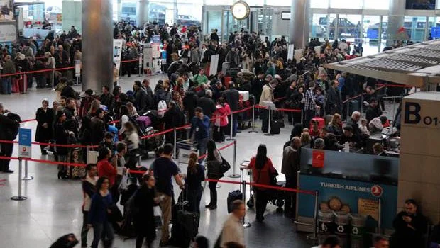Havalimanında uzun kuyruklar oluştu