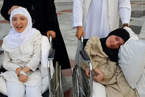 İki kardeşin ağlatan Kabe yolculuğu