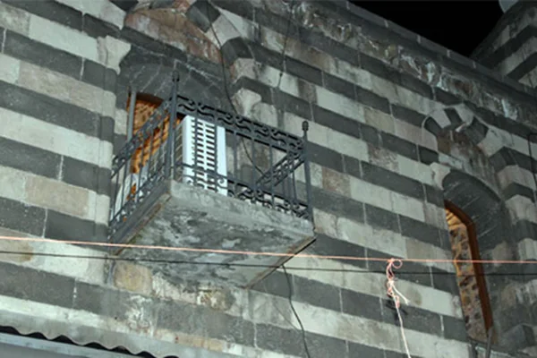 İşçiler halı sirkelerken asma balkon çöktü!