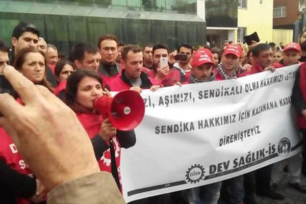 İşçiler mahkemenin kararını halaylarla kutladı