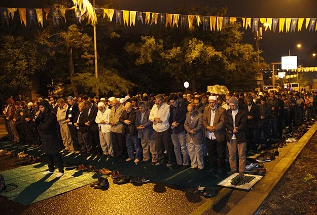 İsrail Büyükelçiliği konutu önünde sabah namazı!
