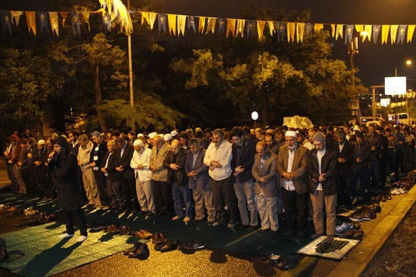İsrail Büyükelçisi'ne sabah namazı sürprizi!