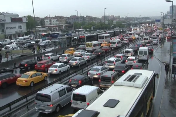 İstanbul'da yağmur trafiği felç etti