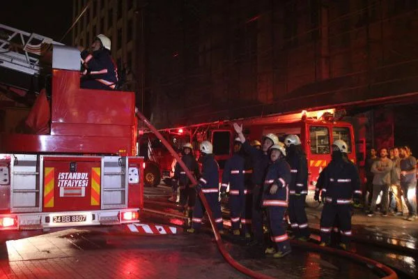 İstiklal Caddesi'nde korkutan yangın
