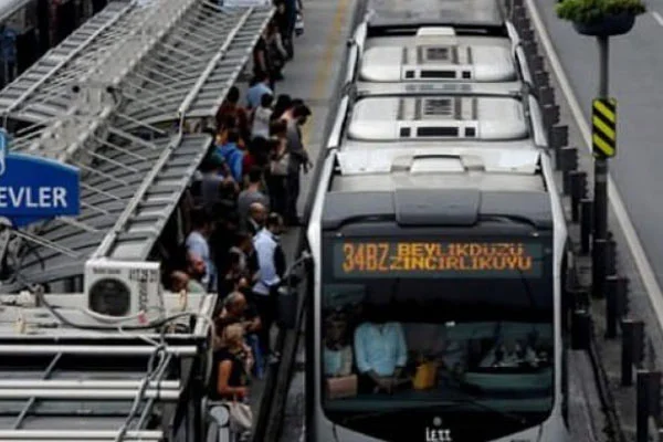 Metrobüs durağında gasp haberi balon çıktı