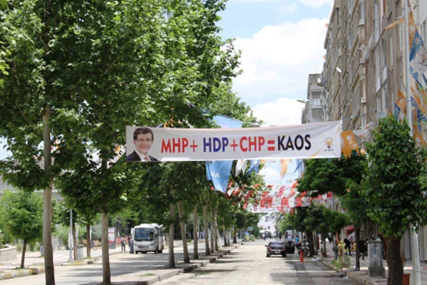 O ilde 'kaos' pankartı