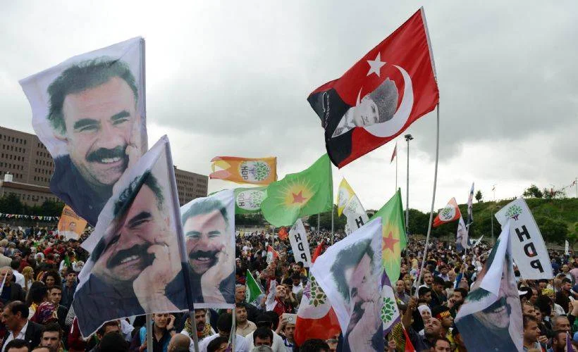 Öcalan posteri ve Türk bayrağı aynı mitingde!