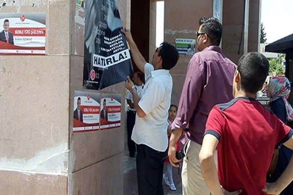 Polisler MHP afişlerini söktü