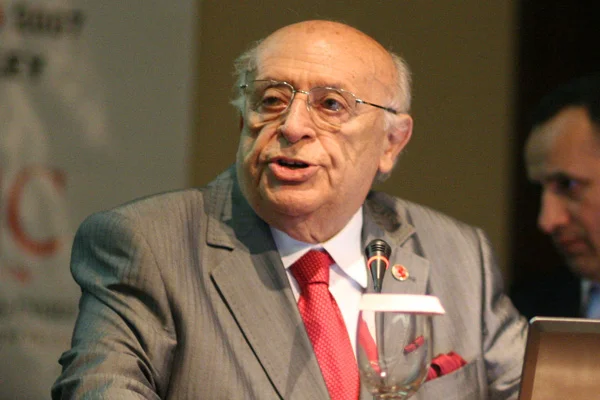 Süleyman Demirel hastaneye kaldırıldı