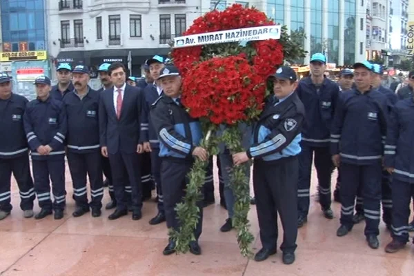 Taksim'e ilk çelenk bırakıldı