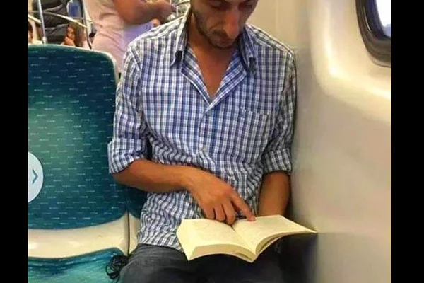Terlikle kitap okuyan genç kütüphane kuruyor