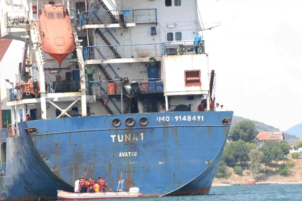 Vurulan gemi yakından görüntülendi