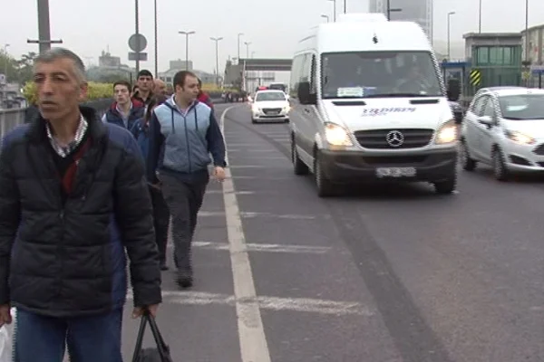 Yollar kapanınca E-5'ten yürüdüler