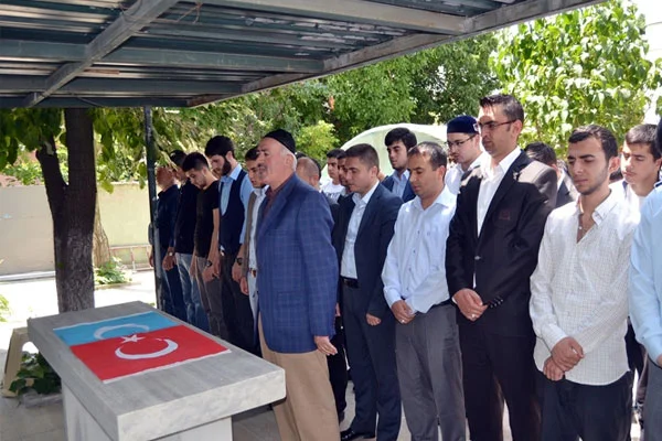 28 Uygur Türkü için giyabi cenaze namazı