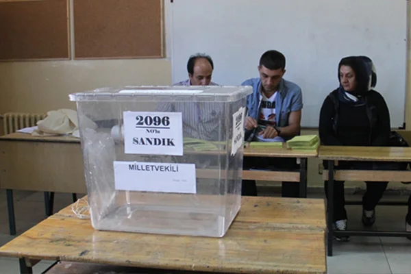 90 bin oy AK Parti'yi yaktı