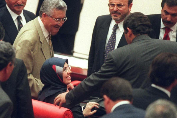 Ablasının başörtüsüyle yemin etti