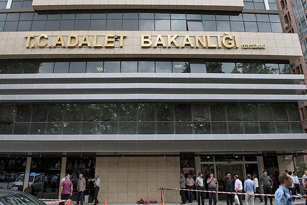 Adalet Bakanlığı'na silahlı saldırı!