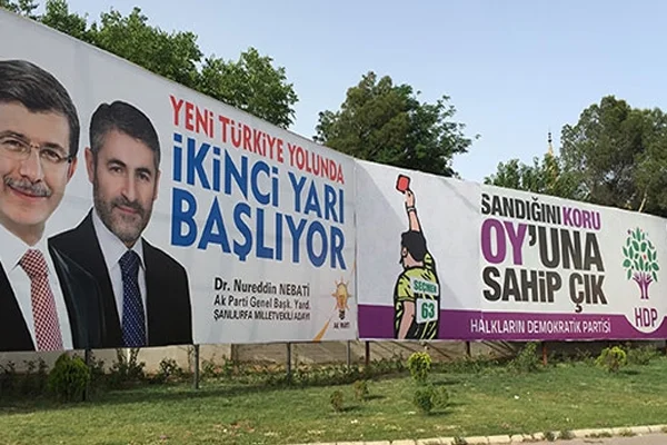 AK Parti'nin bilboardına HDP'den ilginç yanıt