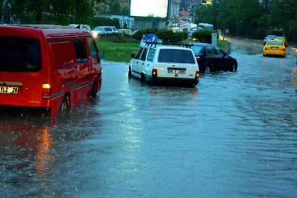 Ankara'da yağmur zorladı